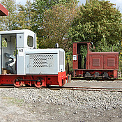 Lok 16 "Klara" (Deutz OMZ117F; vorne) mit Lok 36 "Karl" (Ns2 f; hinten) auf der Rückseite unserer Museumshalle