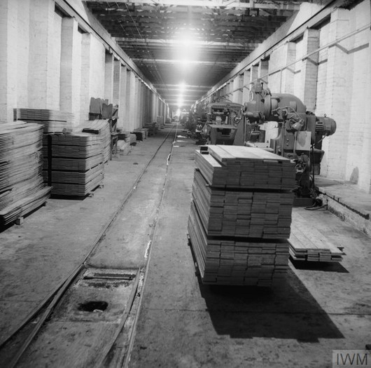 Innenansicht der unterirdischen Fabrik. Sie ist klimatisiert und erzeugt ihren eigenen Strom - 22. April 1945