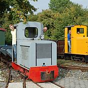 Lok 16 "Klara" (Deutz OMZ117F; links) mit Lok 9 "Rudolf" (Deutz OME117F; rechts)