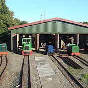 Aufstellung vor der Museumshalle. Von Links: Lok 2 (Gmeinder 15/18 PS), Lok 45 (Schöma CFL 60 DZ), Lok 33 (Henschel DG 13), Lok 1 (Type unbekannt) und abschließend unsere Loks 3 (Diema DL 8; vorne) und 13 (Windhoff LS 13 sIII; hinten)