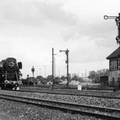 Güterzug gezogen von 50 4026 wartet auf Höhe des Stellwerks Hasbergen auf Ausfahrt - Jahr 1959