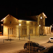 Nachtaufnahme des Bahnhofsgebäudes von Hasbergen nach seiner Renovierung - 08. Februar 2012
