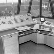 Innenansicht des Stellwerksraums, Stellwerk Brock-Ostbevern. Abgebildet ist der frühere Fahrdienstleiter-Posten mit Signal- und Weichenstellpult - Aufnahme vom 21. Januar 1969
