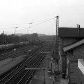 Sicht auf den Bahnhof Hasbergen vom Stellwerk aus. Von Gleis 7 fährt 211 107 mit Güterzug Richtung Osnabrück aus, während auf Gleis 5 ein Koks-Zug in Richtung Münster auf Ausfahrt wartet - 03. Oktober 1984