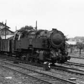 Lok 15 der Georgsmarienhütte-Eisenbahn im Vordergrund; Im Hintergrund Güterzug mit Baureihe 50.40 aus dem Bahnhof Hasbergen ausfahrend - Jahr 1965