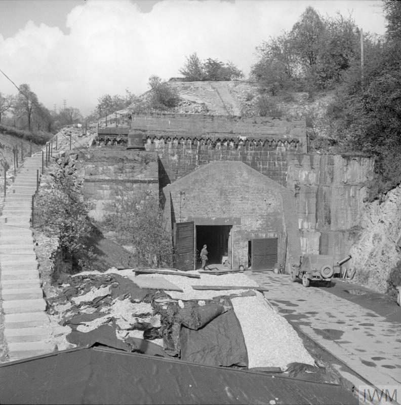 Der gegen Bombenangriffe verstärkte Eingang zur Fabrik - 22. April 1945